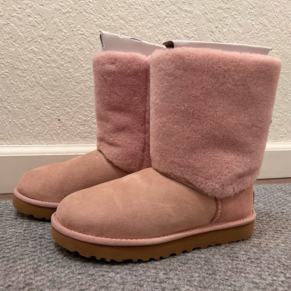 BNIB UGG Classic Short II Sherpa Cuffe Size 6